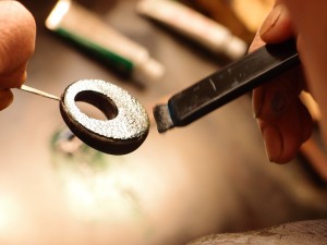 イヤリング ： 漆 津軽塗 七々子塗 赤種　透明青・緑上 螺鈿彩色