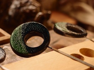 イヤリング ： 漆 津軽塗 七々子塗 赤種　透明青・緑上 螺鈿彩色