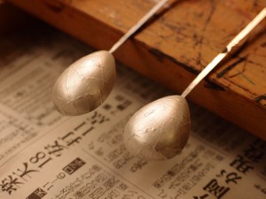 イヤリング ： 漆 津軽塗 変わり塗 透明赤 貝蒔