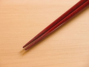 菜の華めじゃ 津軽塗 すべらない箸 七々塗 赤 （黒種）