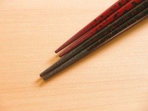 めじゃ 津軽塗 すべらない箸 夫婦箸 唐塗 緑・赤