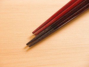 菜の華めじゃ 津軽塗 すべらない箸 夫婦箸 七々子塗 黒 （赤種）・赤 （黒種）